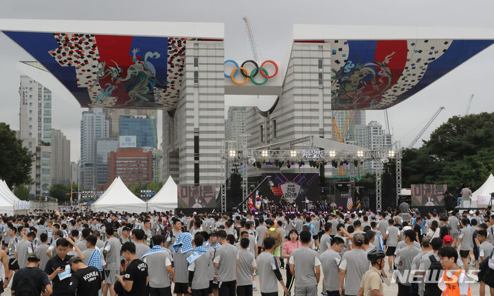 [서울=뉴시스] 김금보 기자 = 16일 오전 서울 송파구 올림픽공원 평화의광장 일대에서 '건군 75주년 및 한미동맹 70주년 기념 제19회 국방일보 전우마라톤' 행사가 열리고 있다. 이번 행사에는 국군 장병, 주한미군과 가족, 일반인 러너들이 참가했다. 2023.09.16. kgb@newsis.com