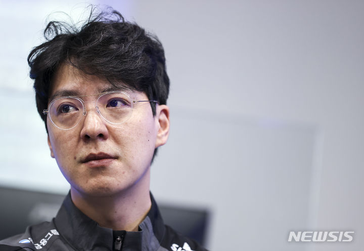 [서울=뉴시스] 정병혁 기자 = 2022 항저우아시안게임 e스포츠 리그 오브 레전드 국가대표 선수단을 이끄는 김정균 감독이 16일 서울 마포구 한국e스포츠협회에서 열린 미디어데이에서 취재진의 질문에 답하고 있다. 2023.09.16. jhope@newsis.com