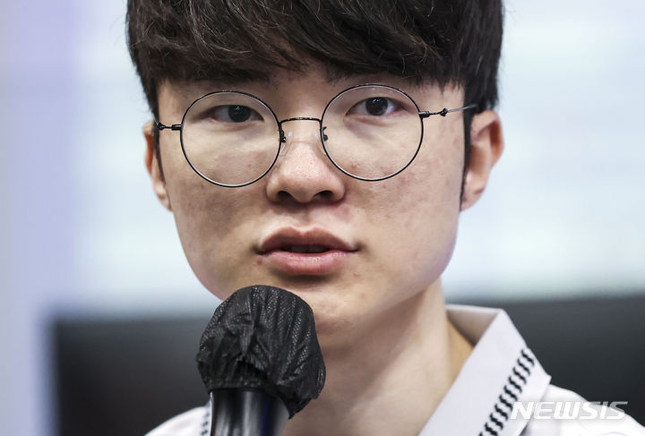 [서울=뉴시스] 정병혁 기자 = 2022 항저우아시안게임 e스포츠 리그 오브 레전드 국가대표 이상혁(Faker)이 16일 서울 마포구 한국e스포츠협회에서 열린 미디어데이에서 취재진의 질문에 답하고 있다. 2023.09.16. jhope@newsis.com