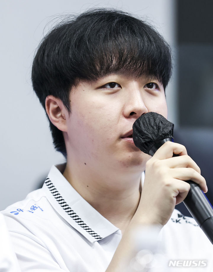 [서울=뉴시스] 정병혁 기자 = 2022 항저우아시안게임 e스포츠 리그 오브 레전드 국가대표 서진혁(Kanavi)이 16일 서울 마포구 한국e스포츠협회에서 열린 미디어데이에서 취재진의 질문에 답하고 있다. 2023.09.16. jhope@newsis.com