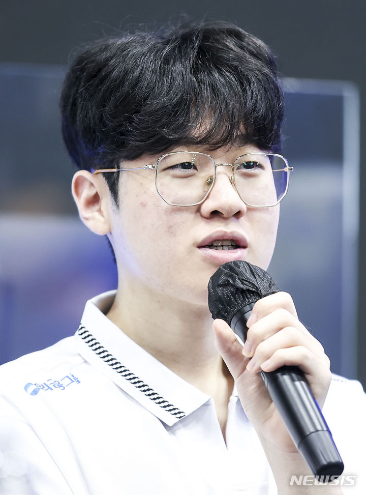 [서울=뉴시스] 정병혁 기자 = 2022 항저우아시안게임 e스포츠 리그 오브 레전드 국가대표 최우제(Zeus)가 16일 서울 마포구 한국e스포츠협회에서 열린 미디어데이에서 취재진의 질문에 답하고 있다. 2023.09.16. jhope@newsis.com