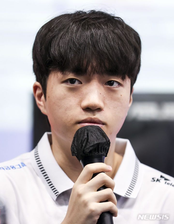 [서울=뉴시스] 정병혁 기자 = 2022 항저우아시안게임 e스포츠 리그 오브 레전드 국가대표 류민석(Keria)이 16일 서울 마포구 한국e스포츠협회에서 열린 미디어데이에서 취재진의 질문에 답하고 있다. 2023.09.16. jhope@newsis.com