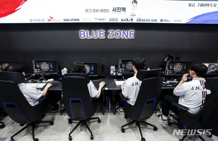 [서울=뉴시스] 정병혁 기자 = 2022 항저우아시안게임 e스포츠 리그 오브 레전드 국가대표 선수단이 16일 서울 마포구 한국e스포츠협회에서 훈련을 하고 있다. 2023.09.16. jhope@newsis.com