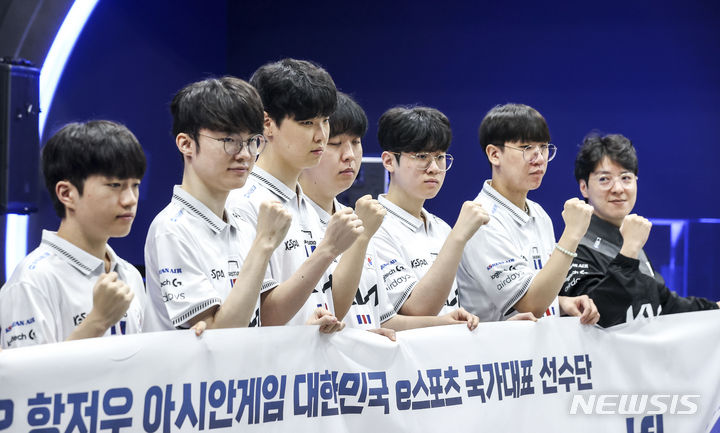 [서울=뉴시스] 정병혁 기자 = 2022 항저우아시안게임 e스포츠 리그 오브 레전드 국가대표 선수단이 16일 서울 마포구 한국e스포츠협회에서 열린 미디어데이에서 기념촬영을 하고 있다. 2023.09.16. jhope@newsis.com