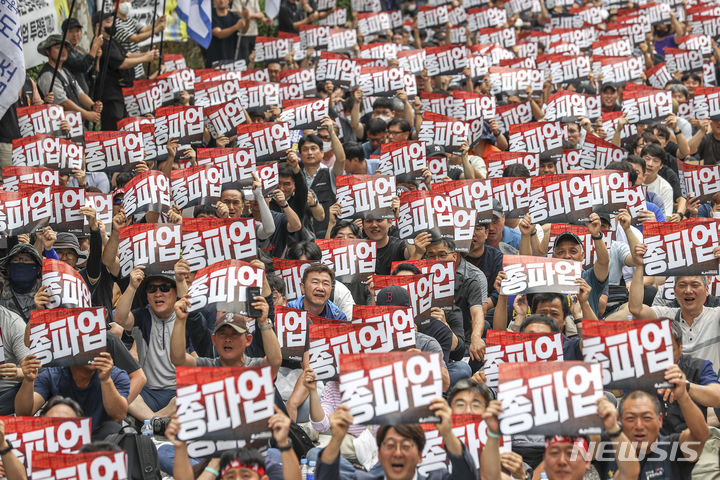 [서울=뉴시스] 정병혁 기자 = 지난달 16일 서울 용산구 남영역 인근에서 열린 공공운수노조 공동파업, 철도노조 총파업 승리 결의대회에 참가한 철도노조 조합원들이 피켓을 들고 구호를 외치고 있다. 2023.10.17. jhope@newsis.com