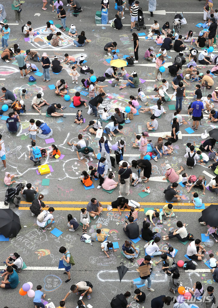 [서울=뉴시스] 김금보 기자 = 16일 오후 서울 서초구 반포대로 일대에서 열린 '2023 서리풀 페스티벌'에 참가한 어린이들이 반포대로를 도화지 삼아 분필로 그림을 그리고 있다. 2023.09.16. kgb@newsis.com