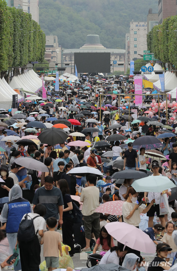 [서울=뉴시스] 김금보 기자 = 16일 오후 서울 서초구 반포대로 일대에서 열린 '2023 서리풀 페스티벌'에 참가한 어린이들이 반포대로를 도화지 삼아 분필로 그림을 그리고 있다. 2023.09.16. kgb@newsis.com