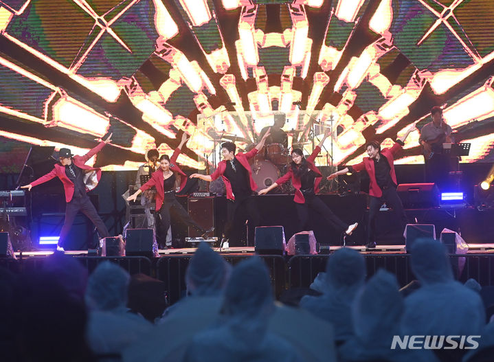 [수원=뉴시스] '수원재즈페스티벌'이 열린 지난 2023년 9월16일 오후 경기도 수원시 광교호수공원 재미난 밭에 마련된 무대에서 올댓리듬이 열정적인 공연을 펼치고 있다. (사진=뉴시스 DB). photo@newsis.com