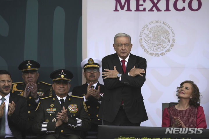 [멕시코시티=AP/뉴시스] 안드레스 마누엘 로페스 오브라도르 멕시코 대통령이&nbsp;&nbsp; 트럼프 총격 암살미수 사건 이후인 7월16일 미국 정부에게 총기규제강화를 요구했다.&nbsp; 사진은 로페스 오브라도르 대통령이 영부인과 함께 지난 해&nbsp; 9월 멕시코시티의 조칼로 광장에서 열린 독립기념일 행사에 참석한 모습. 2024.07.17.