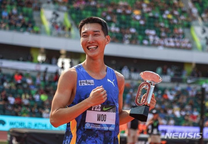 [서울=뉴시스] 우상혁은 17일 오전(한국시간) 미국 오리건주 유진 헤이워드 필드에서 열린 '2023 세계육상연맹 다이아몬드리그 파이널' 남자 높이뛰기 경기에서 개인 실외 최고 기록인 2ｍ35를 넘으며 우승한 뒤, 트로피를 들고 웃고 있다. (사진=우상혁 SNS 캡처) *재판매 및 DB 금지