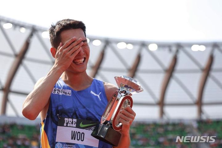 [서울=뉴시스] 우상혁은 17일 오전(한국시간) 미국 오리건주 유진 헤이워드 필드에서 열린 '2023 세계육상연맹 다이아몬드리그 파이널' 남자 높이뛰기 경기에서 개인 실외 최고 기록인 2ｍ35를 넘으며 우승한 뒤, 트로피를 들고 웃고 있다. (사진=우상혁 SNS 캡처) *재판매 및 DB 금지 