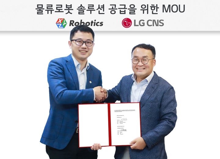LG CNS 스마트물류사업부장 이준호 상무(오른쪽)와 XYZ로보틱스 CEO 지아지 저우가 기념촬영하는 모습. (사진=LG CNS 제공) *재판매 및 DB 금지