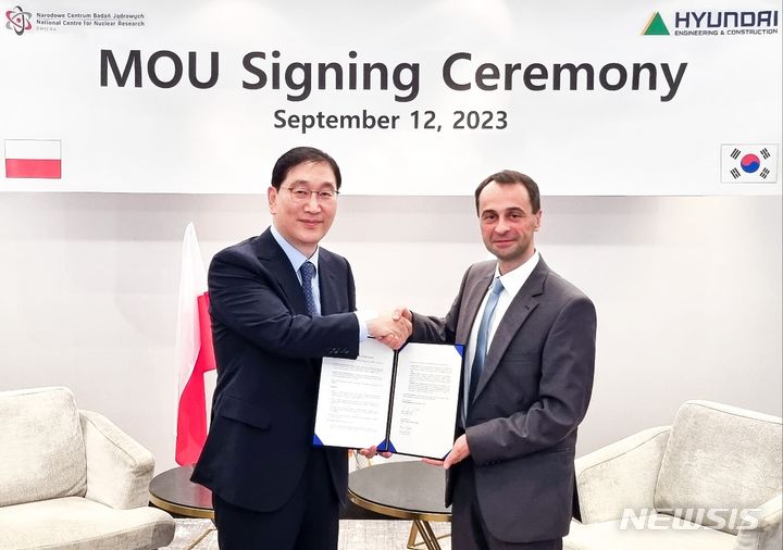 [서울=뉴시스] 12일(현지시간) 폴란드 수도 바르샤바에서 현대건설 윤영준 사장(왼쪽)과 폴란드원자력연구원 마신 카다스 부원장(오른쪽)이 '원전 연구개발(R&D) 및 연구용 원자로 협력에 대한 업무협약'을 체결한 후 기념사진을 촬영하고 있다.