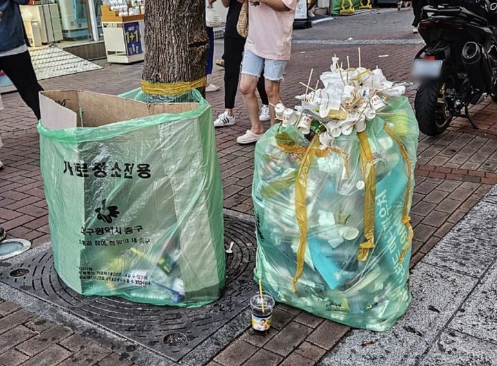 [대구=뉴시스] 정재익 기자 = 15일 오후 대구시 중구 동성로 인근 쓰레기 수거함에 탕후루 꼬치가 무분별하게 버려져 있다. 2023.09.17. jjikk@newsis.com *재판매 및 DB 금지