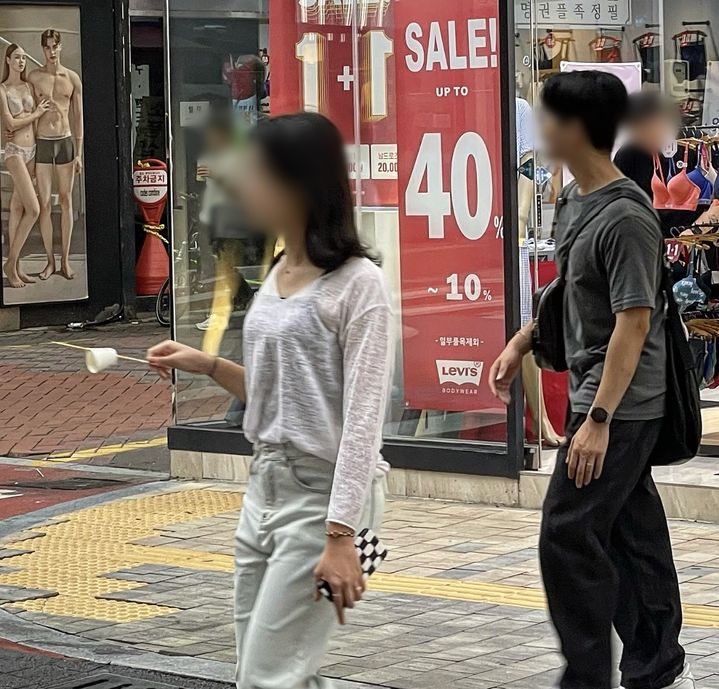 [대구=뉴시스] 정재익 기자 = 15일 오후 대구시 중구 동성로의 한 거리에서 탕후루 꼬치를 든 시민이 걸어가고 있다. 2023.09.17. jjikk@newsis.com *재판매 및 DB 금지