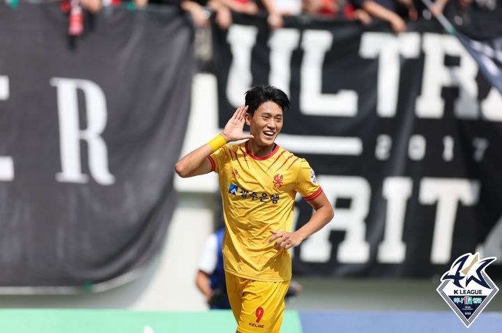 [서울=뉴시스] 17일 오후 2시 서울월드컵경기장에서 열린 하나원큐 K리그1 2023 30라운드 FC서울과 광주FC의 경기에서 광주 공격수 허율이 선제결승골을 기록한 뒤 세리머니하고 있다. (사진=한국프로축구연맹) *재판매 및 DB 금지 *재판매 및 DB 금지
