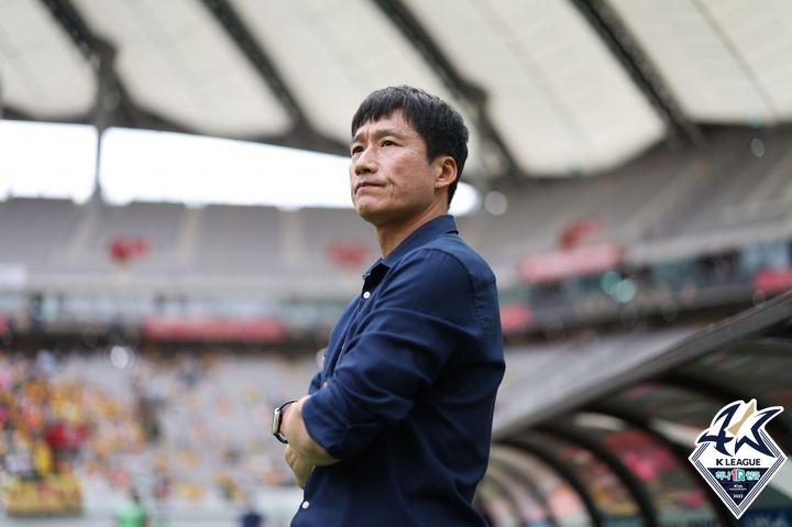 [서울=뉴시스] 17일 오후 2시 서울월드컵경기장에서 열린 하나원큐 K리그1 2023 30라운드 FC서울과 광주FC의 경기에서 이정효 광주 감독이 그라운드를 바라보고 있다. (사진=한국프로축구연맹) *재판매 및 DB 금지 *재판매 및 DB 금지