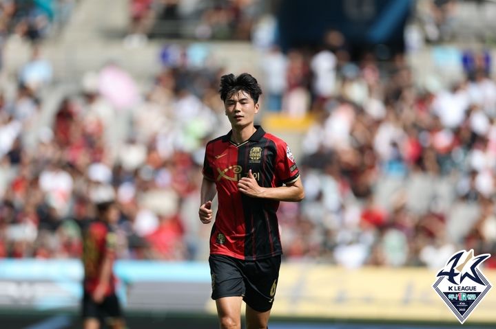 [서울=뉴시스] 한국 국가대표 출신 미드필더 기성용(FC서울)이 17일 광주FC와의 리그 홈 경기에서 서울 통산 200경기 출전을 달성했다. (사진=한국프로축구연맹) *재판매 및 DB 금지 *재판매 및 DB 금지