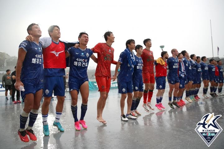 [서울=뉴시스]수중전 승리한 충남아산. 2023.09.17. (사진=한국프로축구연맹 제공)  *재판매 및 DB 금지