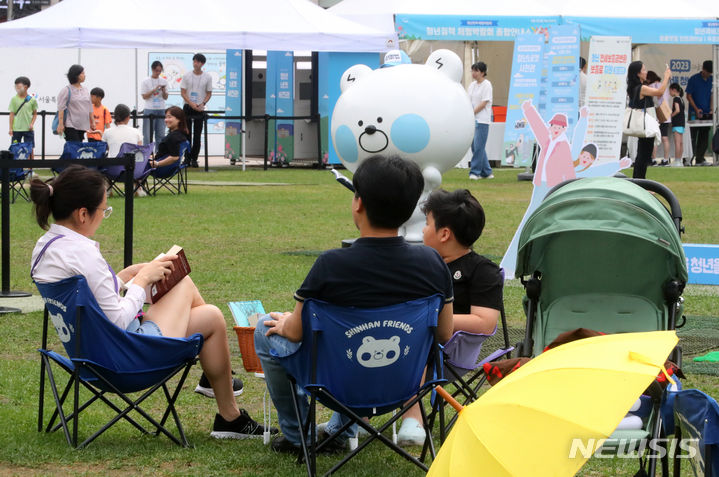 [서울=뉴시스] 배훈식 기자 = 휴일을 맞은 가족단위 시민들이 17일 오전 서울 중구 서울광장을 찾아 '책읽는 서울광장' 프로그램을 즐기고 있다. 2023.09.17. dahora83@newsis.com