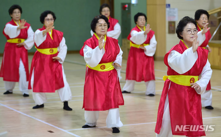 [대구=뉴시스] 이무열 기자 = 17일 대구 북구 대구복합스포츠타운 다목적체육관에서 열린 ‘2023 대구시민 생활체육대축전’ 국학기공 종목에 출전한 어르신들이 갈고닦은 기량을 펼치고 있다. 2023.09.17. lmy@newsis.com