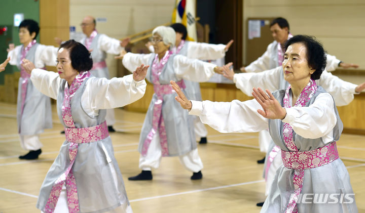 [대구=뉴시스] 이무열 기자 = 17일 대구 북구 대구복합스포츠타운 다목적체육관에서 열린 ‘2023 대구시민 생활체육대축전’ 국학기공 종목에 출전한 어르신들이 갈고닦은 기량을 펼치고 있다. 2023.09.17. lmy@newsis.com