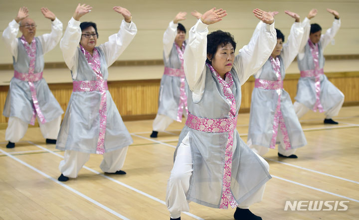 [대구=뉴시스] 이무열 기자 = 17일 대구 북구 대구복합스포츠타운 다목적체육관에서 열린 ‘2023 대구시민 생활체육대축전’ 국학기공 종목에 출전한 어르신들이 갈고닦은 기량을 펼치고 있다. 2023.09.17. lmy@newsis.com