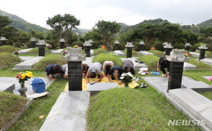 [인천=뉴시스] 전진환 기자 = 추석 명절을 앞두고 17일 인천 부평구 인천가족공원을 찾은 성묘객들이 성묘를 하고 있다.  2023.09.17. amin2@newsis.com