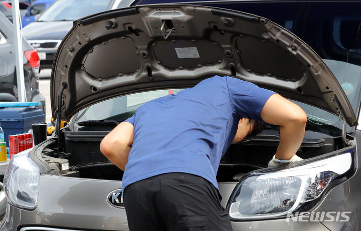 [서울=뉴시스] 최진석 기자 = 17일 서울 중구 한국자유총연맹 주차장에서 서울시자동차전문정비사업조합 중구지회와 중구가 함께하는 ‘추석맞이 귀향 차량 무상점검’에서 정비사들이 차량 점검을 하고 있다. 이번 점검은 민족 고유 명절 추석을 맞아 귀성길에 나서는 구민들의 차량을 사전에 점검하여 교통사고를 예방하고 안전 운행을 돕기 위해 마련됐다. 2023.09.17. myjs@newsis.com