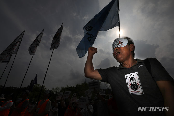 [서울=뉴시스] 김명년 기자 = 민족문제연구소 회원들과 시민들이 17일 오후 서울 중구 남산예장공원에서 열린 '홍범도 흉상 철거 규탄' 집회에서 구호를 외치고 있다. 2023.09.17. kmn@newsis.com