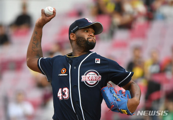 [광주=뉴시스] 신대희 기자 = 17일 오후 광주 북구 광주-기아챔피언스필드에서 열린 2023 프로야구 KIA타이거즈와 두산 베어스의 경기, 5회말 무사에서 두산 선발 알칸타라가 역투하고 있다. 2023.09.17. sdhdream@newsis.com