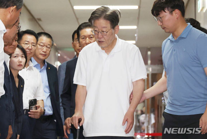 [서울=뉴시스] 추상철 기자 = 단식 18일차인 이재명 더불어민주당 대표가 지난 17일 오후 서울 여의도 국회에서 당 대표실로 향하고 있다. (공동취재사진) 2023.09.17. photo@newsis.com