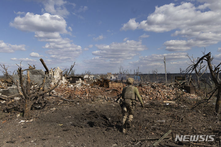 [안드리우카=AP/뉴시스] 16일(현지시각) 우크라이나 도네츠크주 최대 격전지 안드리우카에서 '페디아'라는 암호명의 제3돌격여단 소속 부대장이 자기 위치로 달려가고 있다. 우크라이나 동부 지역에서 격렬한 전투가 계속되는 가운데 2주 전 부패 스캔들을 이유로 올렉시 레즈니코프 국방장관을 해임한 우크라이나가 18일 국방부 차관 6명을 또 해임했다고 우크라이나 관리들이 전했다. 2023.09.18.