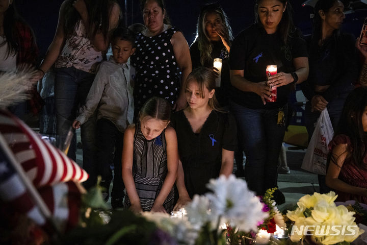 [팜데일=AP/뉴시스]미국 캘리포니아주에서 제복을 입고 순찰차를 타고 가던 경찰관이 총격을 받아 살해당하는 사건이 발생해 지역 사회가 충격에 휩싸였다. 경찰은 18일(현지시간) 용의자인 29세 남성을 체포해 조사 중이라고 밝혔다. 사진은 지난 17일 미 캘리포니아주 LA카운티 팜데일의 경찰서 앞 추모 공간에서 시민들이 추모하는 모습. 2023.09.19