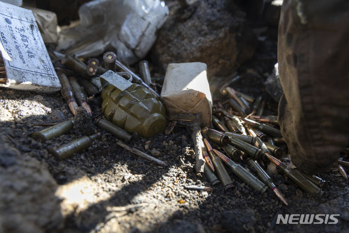 [안드리우카=AP/뉴시스] 러시아가 우크라이나 내 열화우라늄탄 저장고 공격에 성공했다고 18일(현지시간) 주장했다. 사진은 지난 16일 우크라이나 동부 도네츠크주 안드리우카 인근 우크라이나군 참호 속 수류탄과 총알. 2023.09.19.