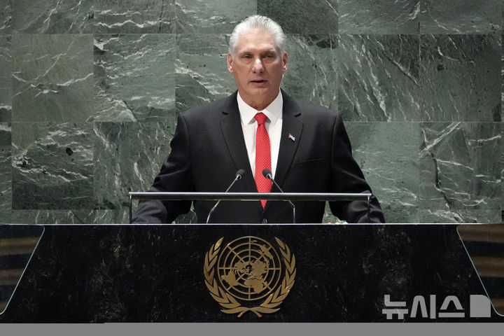 [유엔본부=AP/뉴시스]미겔 디아스-카넬 쿠바 대통령이 2023년 9월18일 유엔 지속가능개발포럼에서 연설하고 있다. 미국은 11일(현지시각) 최근 수십년 동안 쿠바에서 최대 규모의 시위가 열린 기념일을 맞아 미겔 디아스-카넬 쿠바 대통령과 다른 쿠바 고위 관리들을 인권 침해 혐의로 제재하고 비자 발급을 제한하할 것이라고 발표했다. 2025.07.12.  Cuba's President Miguel Díaz-Canel addresses the United Nations Sustainable Development Forum, Monday, Sept. 18, 2023. (AP Photo/Richard Drew)