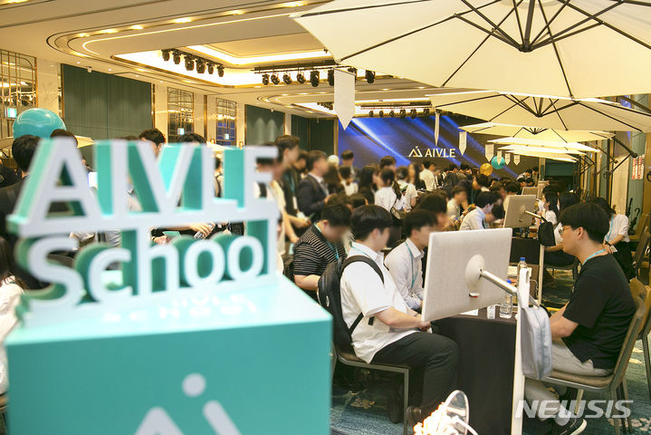 [서울=뉴시스]KT가 대한민국 디지털 인재 양성에 기여해 온 바를 인정받아 ‘디지털인재 리더스 클럽’에 선정됐다고 18일 밝혔다. 사진은 지난 7월 에이블스쿨 3기 잡페어 현장. (사진=KT 제공)