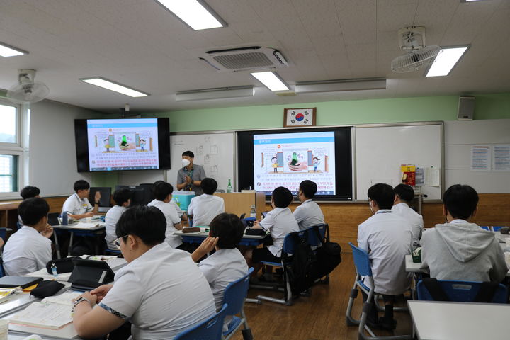 청주의 한 중학교 교사가 전자칠판으로 수업하고 있다. *재판매 및 DB 금지