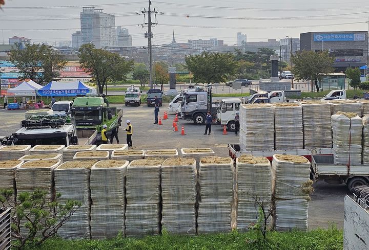 문경시민운동장에서 축산농가에 지원할 풀사료가 쌓여 있다. (사진=문경시 제공) *재판매 및 DB 금지