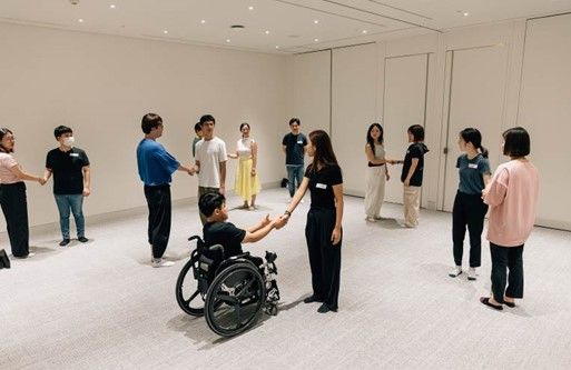 감각 너머 워크숍 '타인의 공간'에 참여한 휠체어를 탄 김원영 작가와 참여자들 *재판매 및 DB 금지