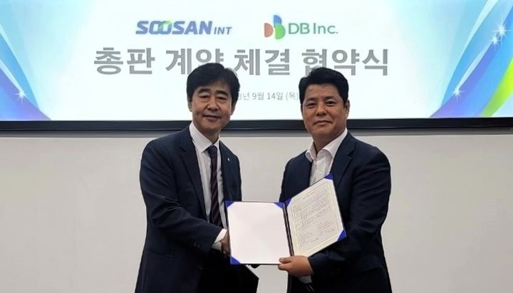 (왼쪽부터) 최인초 DB Inc. 스마트솔루션 센터장, 김종우 수산아이앤티 사업총괄(COO)이 계약 이후 기념촬영을 하고 있다.(사진=수산아이앤티 제공) *재판매 및 DB 금지