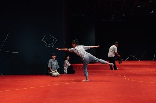 감각 너머 워크숍 <감각 풍경, 공간의 울림>에 참여해 움직임임으로 표현중인 참여자들 *재판매 및 DB 금지