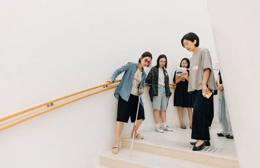 감각 너머 워크숍 <함께 만드는 미술관>에 참여한 시각 장애인 퍼실리테이터와 미술관 직원들 *재판매 및 DB 금지