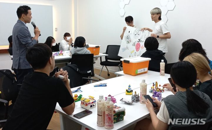 [창원=뉴시스] 홍정명 기자=마산대학교 'MU Soft skill UP’ 프로그램에 참여한 재학생이 전지에 표현한 자신을 나타내는 내용들을 학우들에게 소개하고 있다.(사진=마산대 제공) photo@newsis.com