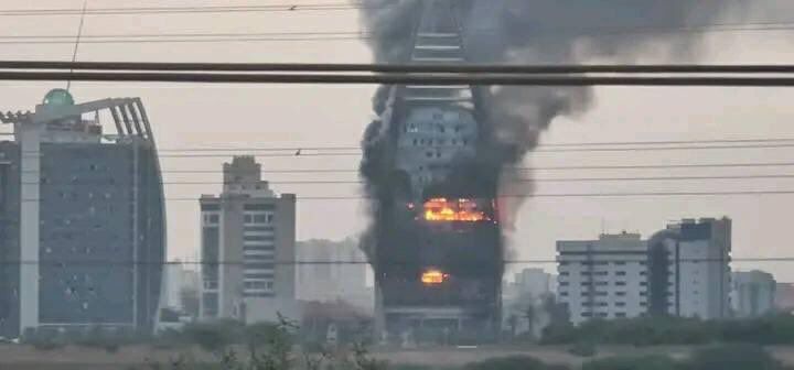 17일 수단 수도 하르툼의 아이콘 건물인 그레이터 나일석유회사 타워가 화염에 휩싸였다. 출처 @hash_sudan *재판매 및 DB 금지