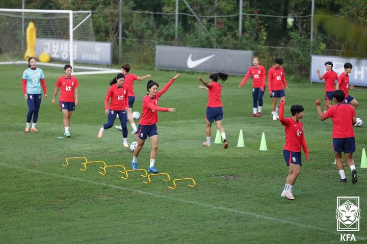 [서울=뉴시스] 콜린 벨 감독이 이끄는 여자 축구 대표팀이 18일 오전 파주NFC에서 2022 항저우 아시안게임 대비 훈련을 진행하고 있다. (사진=대한축구협회) *재판매 및 DB 금지 *재판매 및 DB 금지