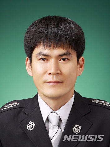 [전주=뉴시스]윤난슬 기자 = 전북도소방본부 119안전체험관 소속 남기엽 소방위.(사진=전북소방 제공) 