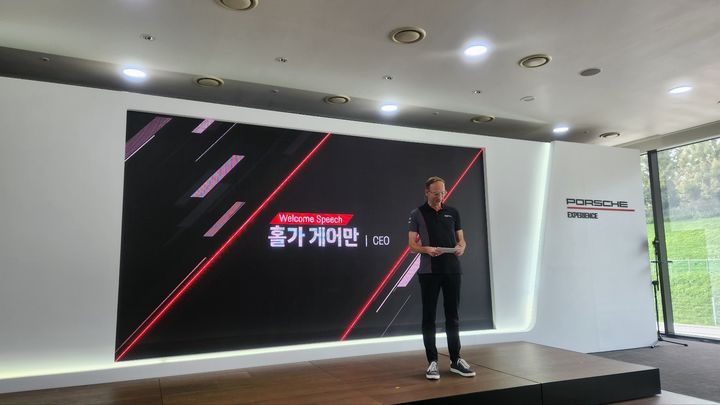 [서울=뉴시스] 유희석 기자 = 지난 12일 경기 용인시 처인구에 있는 스피드웨이에서 열린 '포르쉐 월드 로드쇼' 행사에서 인사말을 하고 있는 홀가 게어만 포르쉐코리아 대표. 2023.09.18 photo@newsis.com *재판매 및 DB 금지