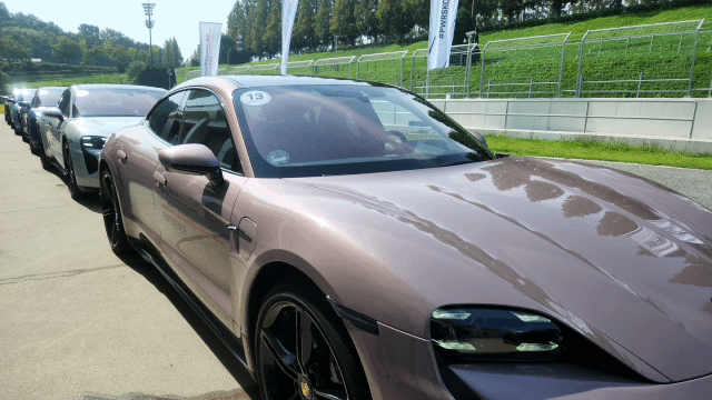 [서울=뉴시스] [서울=뉴시스] 유희석 기자 = 지난 12일 경기 용인시 처인구에 있는 스피드웨이에서 열린 '포르쉐 월드 로드쇼'에서 주행 대기 중인 포르쉐 차량들. 2023.09.18 photo@newsis.com