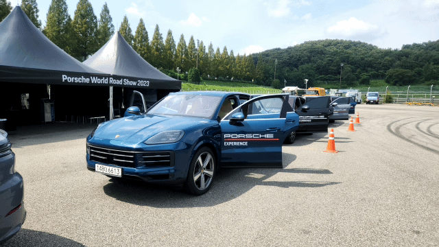 [서울=뉴시스] 유희석 기자 = 지난 12일 경기 용인시 처인구에 있는 스피드웨이에서 열린 '포르쉐 월드 로드쇼'에 등장한 신형 카이엔. 2023.09.18 photo@newsis.com